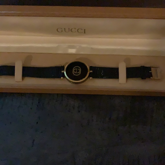Authentic Gucci Watch in original box - Picture 4 of 6